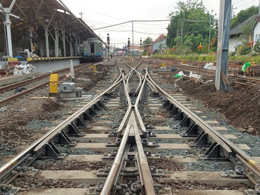 Mengintip Perawatan Rutin Wesel Inggris di Stasiun Yogyakarta dan Solo Balapan