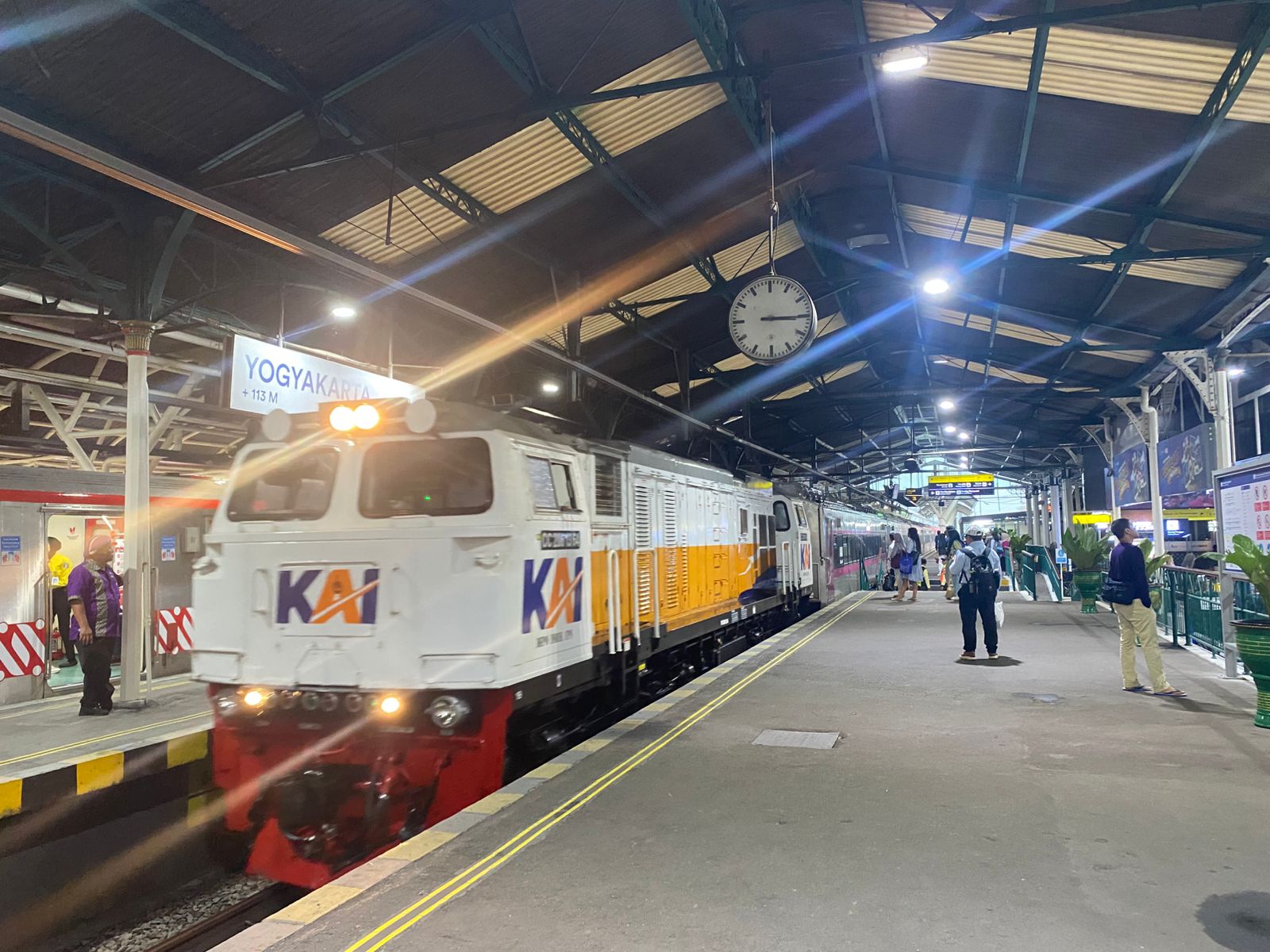 KAI Commuter Siapkan 38 Perjalanan Harian untuk Nataru 2024-2025