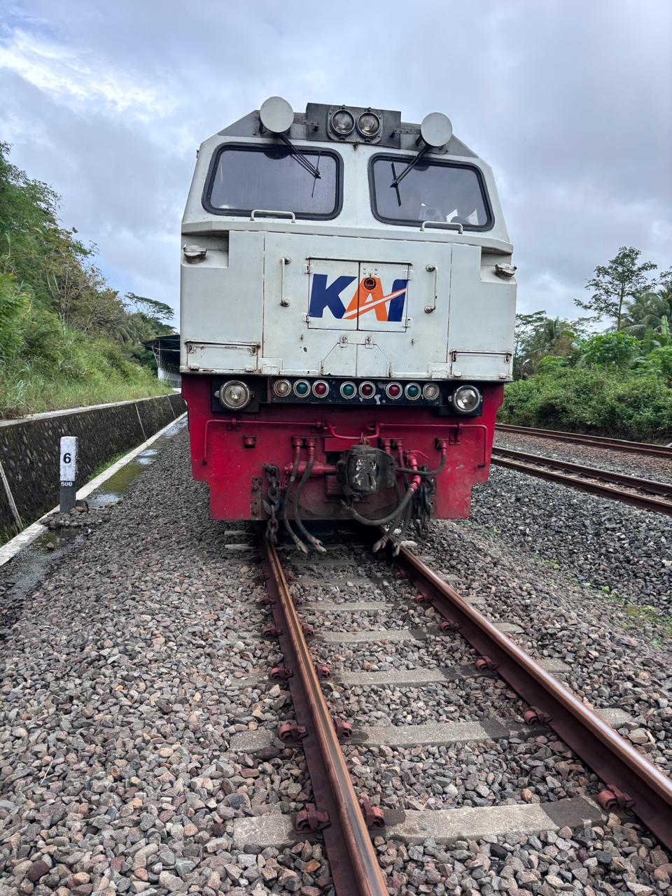 Kereta Argo Semeru Tabrak Sepeda Motor di Perlintasan Tak Dijaga, Perjalanan Tertunda 129 Menit