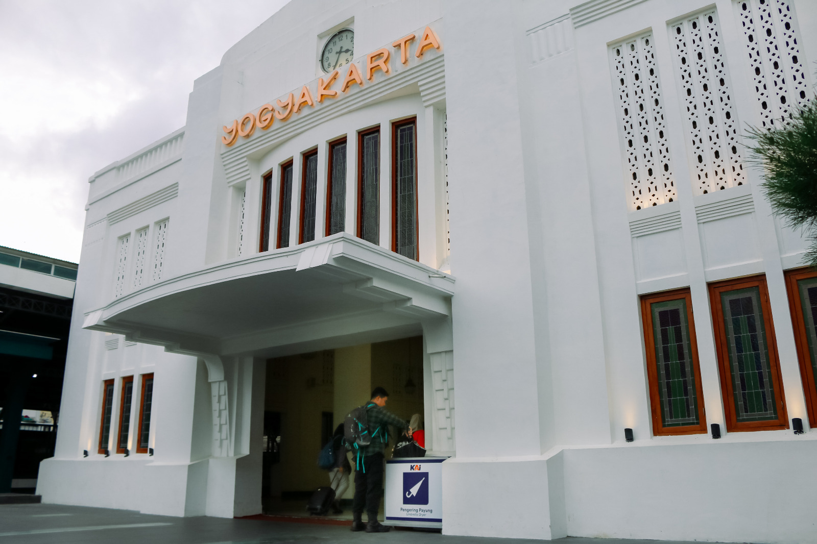 Musim Hujan, KAI Daop 6 Sediakan Alat Pengering Payung di Stasiun untuk Tingkatkan Kenyamanan Penumpang