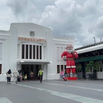 Santa Claus Raksasa Sambut Penumpang di Stasiun Yogyakarta, Libur Nataru Jadi Lebih Berkesan