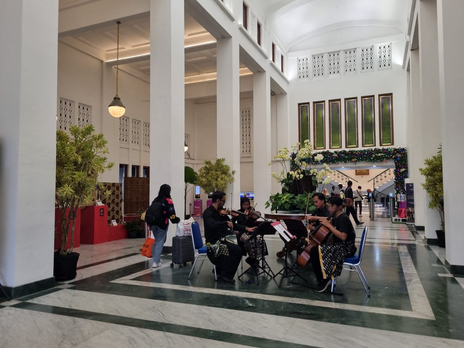 Stasiun Yogyakarta Hidupkan Budaya dengan Musik Klasik dan Roadshow Batik
