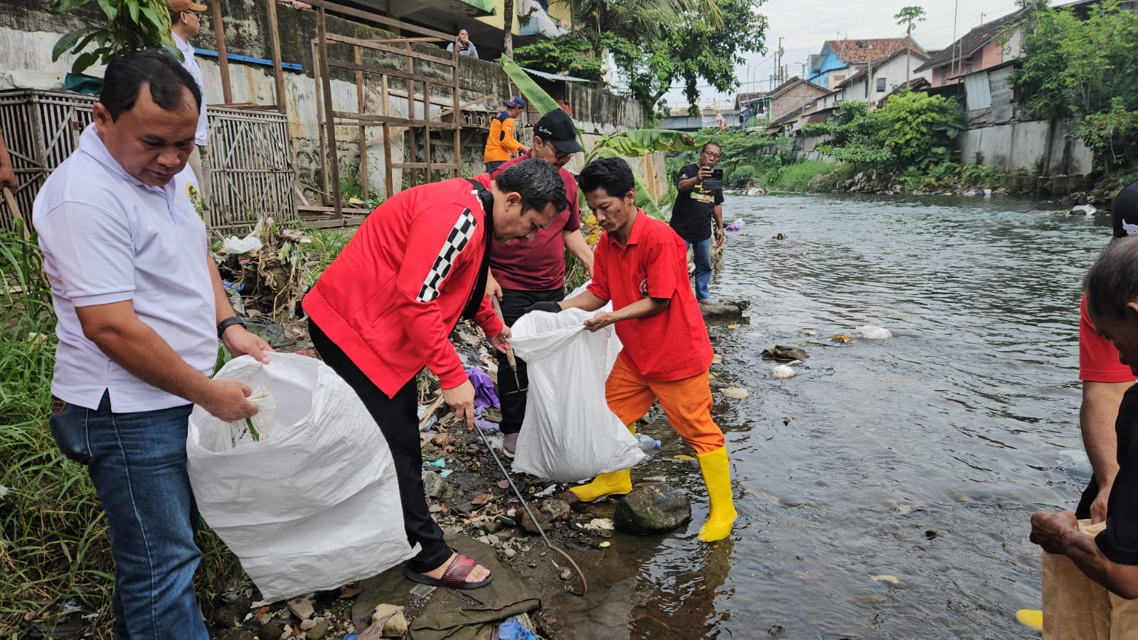 DPC PDI Perjuangan Galakkan Aksi Bersih Sungai Demi Ekosistem Lestari