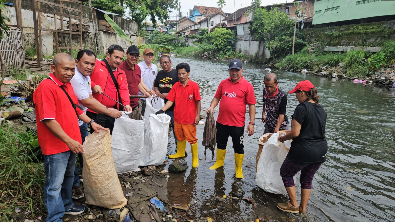 DPC PDI Perjuangan Galakkan Aksi Bersih Sungai Demi Ekosistem Lestari
