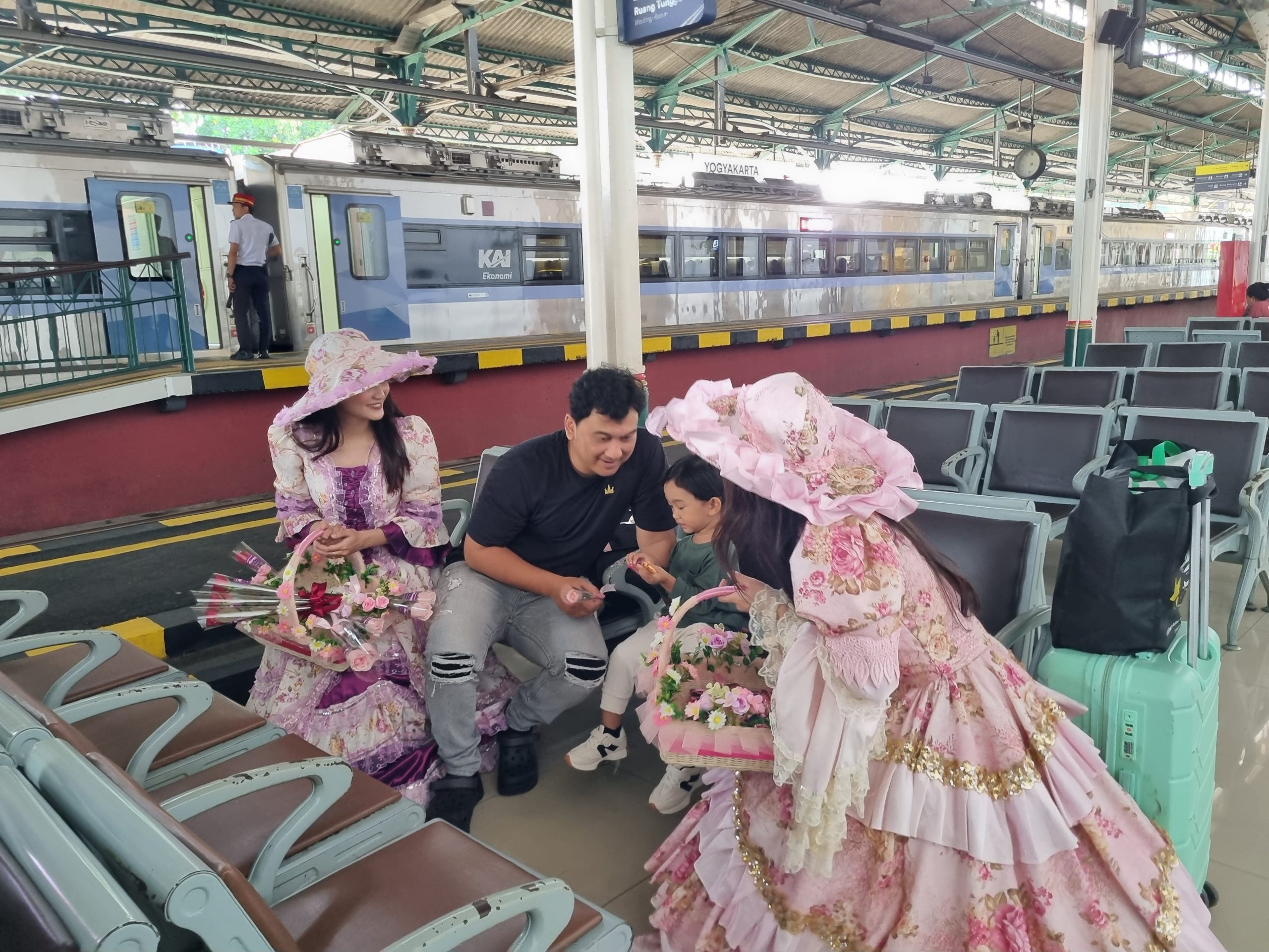 Spesial Valentine, KAI Daop 6 Yogyakarta Bagikan Upgrade Kelas dan Hadiah Menarik