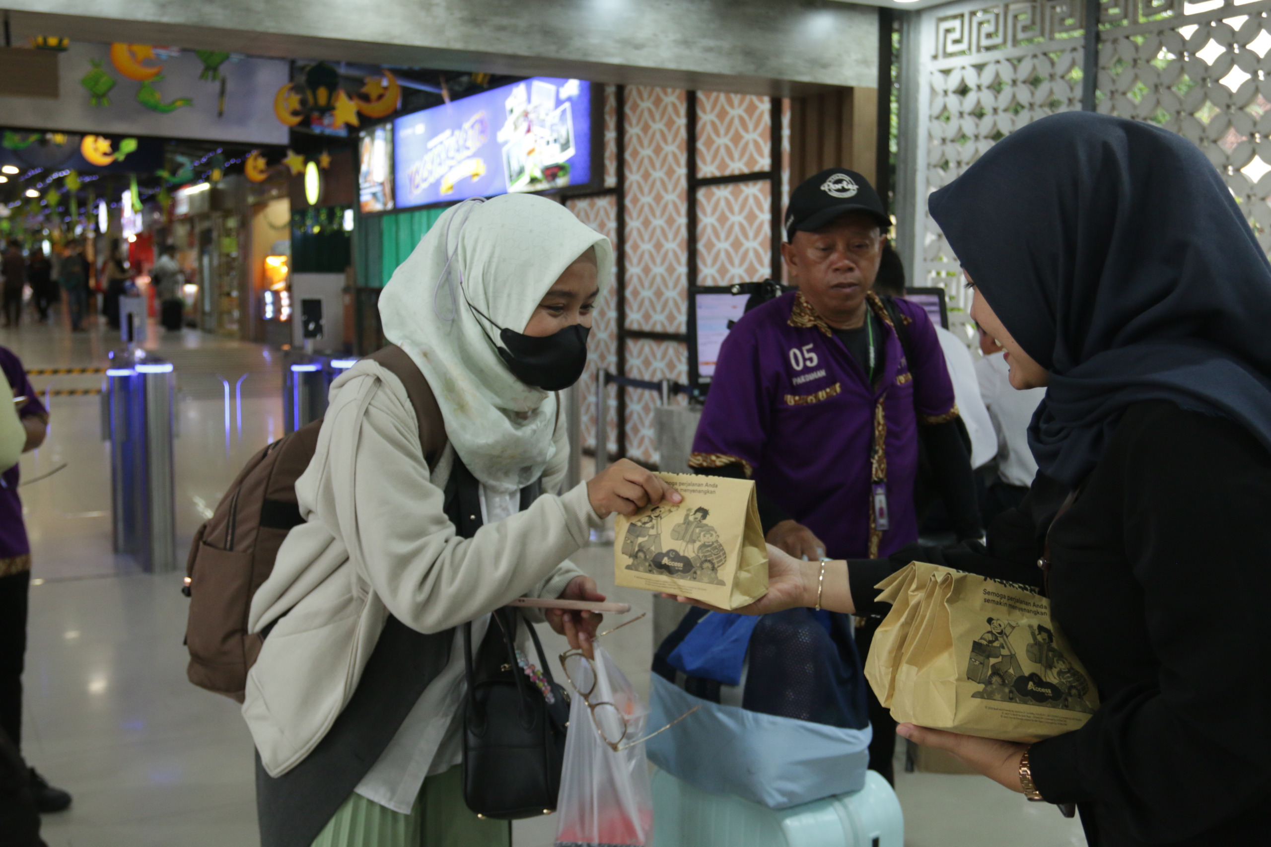 KAI Daop 6 Yogyakarta Bagikan Takjil Gratis bagi Penumpang Selama Angkutan Lebaran 2025