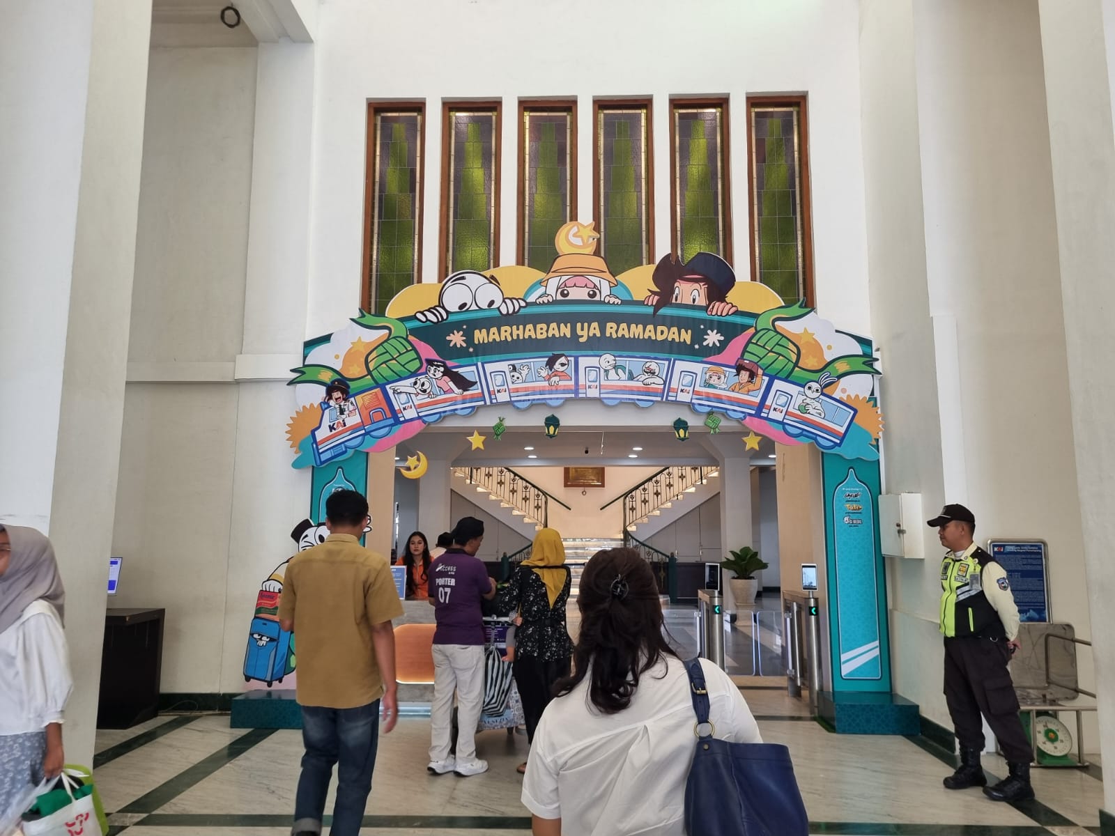 Unik! Kubah Masjid Raksasa Hiasi Stasiun Yogyakarta Selama Ramadan dan Lebaran