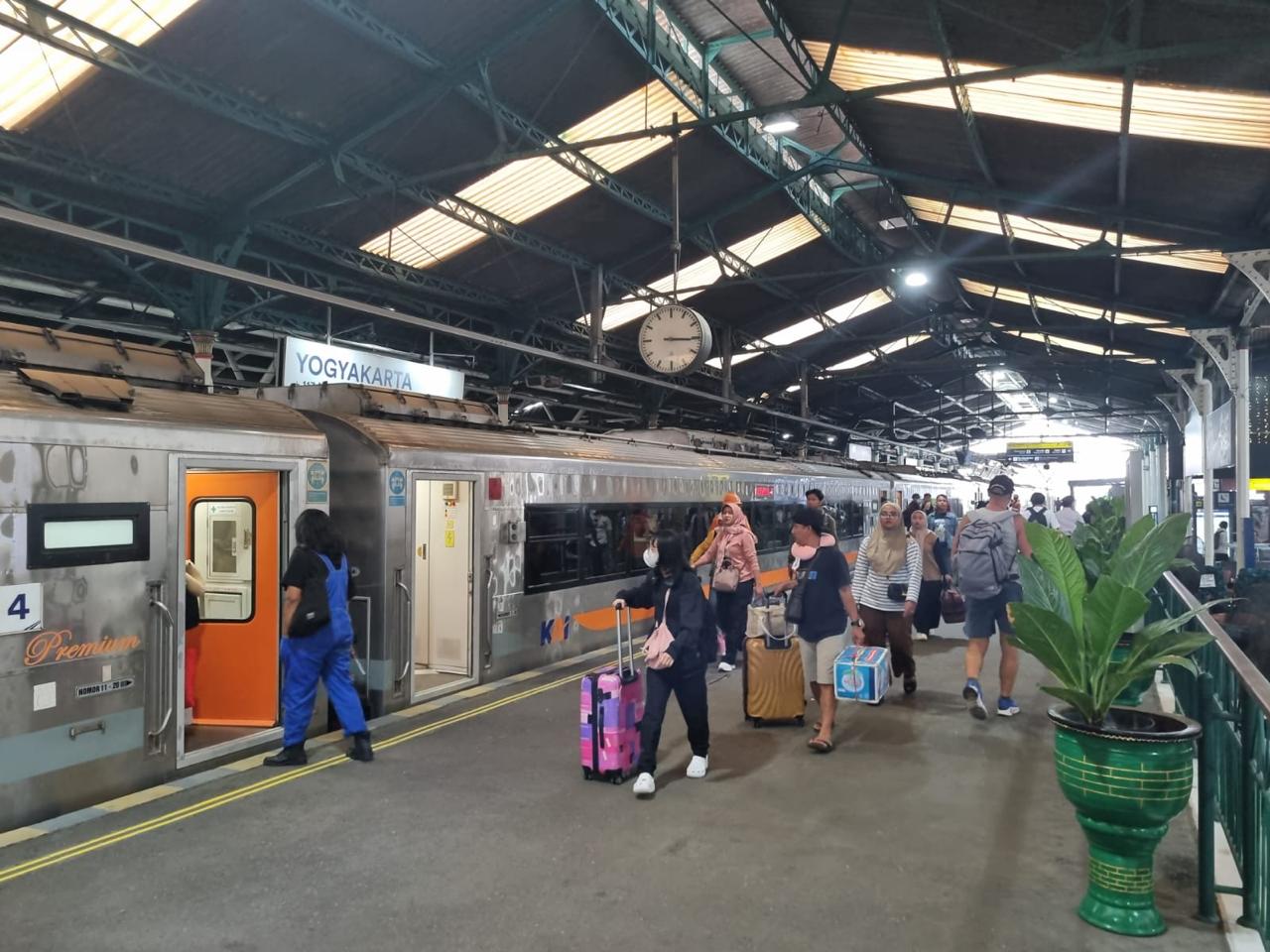 Tiket Terjual Melonjak, KAI Daop 6 Buktikan Kualitas Layanan Saat Lebaran 2025