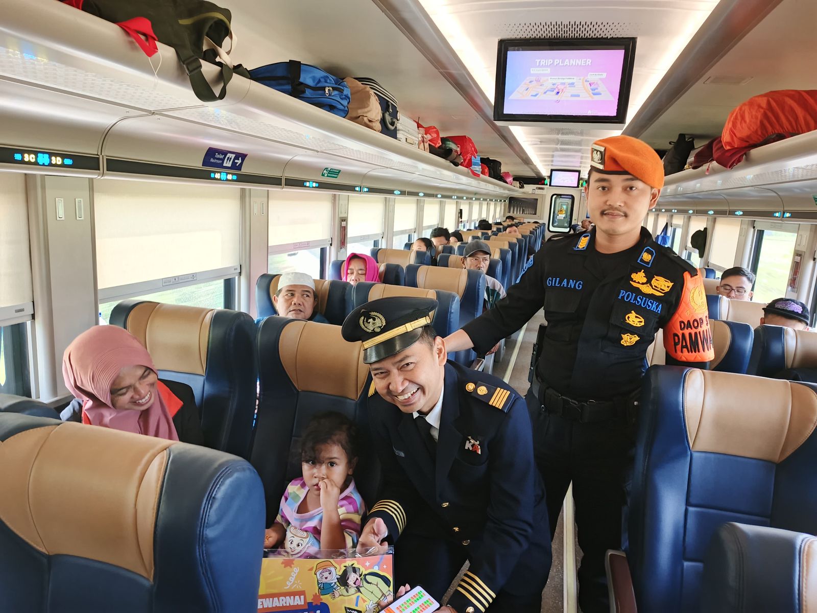 KAI Daop 6 Rayakan Hari Anak Nasional 2025 dengan Bagikan Buku Mewarnai di Stasiun