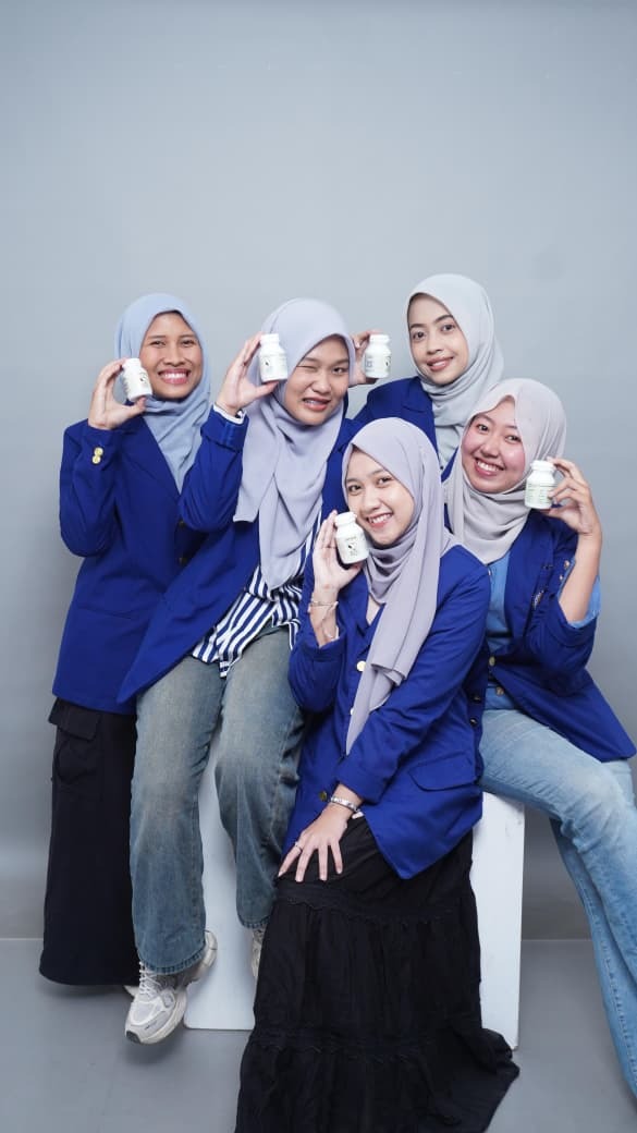 KARTINI KBC Angkat Lurik dan Batik ke Panggung Jogja Fashion Week 2025 Yogyakarta – KAMAJAYA Business Club (KBC), divisi dari Ikatan Keluarga Alumni Atma Jaya Yogyakarta (KAMAJAYA), menunjukkan peran aktifnya dalam membangun jejaring bisnis kreatif lewat rangkaian kegiatan kolaboratif yang melibatkan para alumni lintas angkatan Universitas Atma Jaya Yogyakarta (UAJY). Dalam satu bulan terakhir, KBC menggelar berbagai agenda mulai dari olahraga santai hingga peragaan busana bergengsi. Kegiatan tersebut meliputi billiard di Mille Billiards Jogja, temu wicara bersama Rektor UAJY di Resto Balcony Ambarrukmo Plaza, photo hunting di destinasi wisata NaraKupu milik Ketua KBC Fransiscus Go, hingga driving golf di Adisucipto Golf Driving dan GoGolf Hosel Bistro & Driving Range. Puncaknya, kelompok perempuan pebisnis KBC yang dikenal dengan sebutan KARTINI KBC sukses tampil memukau dalam ajang Jogja Fashion Week (JFW) 2025 pada 8 Agustus lalu. Mengusung tema “Threads of Tomorrow”, gelaran ini memadukan kekayaan budaya dengan inovasi teknologi dan desain ramah lingkungan. Kolaborasi KARTINI KBC menampilkan karya dari enam desainer alumni UAJY: Dina Rosaria (Wearlori), Tithut (Tjiptowarno), Dhani (Anak Njawi), Rita Astomo (Sera Shibori), Desideria Cempaka (Murti Trava Batik), dan Lila (Enel). Koleksi mereka memadukan lurik, batik, serta teknik pewarnaan alami yang selaras dengan semangat keberlanjutan yang diusung JFW 2025. “Pertemuan santai seperti billiard atau golf ternyata bisa melahirkan ide kolaborasi yang membawa karya anggota kami ke panggung nasional,” ujar Sekar Tyas Nareswari, alumni Fakultas Ekonomi UAJY yang aktif sebagai praktisi ritel dan mentor penjualan. Fransiscus Go, Ketua KBC sekaligus pemilik NaraKupu, menegaskan bahwa keikutsertaan di JFW merupakan langkah strategis memperluas pasar karya alumni ke ranah nasional hingga internasional. “Kolaborasi seperti ini diharapkan memperkuat jaringan bisnis kreatif di Indonesia,” katanya. KBC juga tengah mempersiapkan agenda besar lainnya, termasuk expo dan bazaar dalam Reuni Akbar KAMAJAYA pada 6 September 2025 yang bertepatan dengan peringatan 60 tahun UAJY di Kampus 2. Sebelumnya, anggota KBC akan meramaikan Jalan Sehat Kemerdekaan pada 16 Agustus 2025 di Malioboro, yang disertai beragam hiburan, doorprize, voucher, dan peluang kolaborasi bisnis baru. Dengan strategi menggabungkan kegiatan rekreatif dan profesional, KBC menunjukkan bahwa silaturahmi alumni dapat menjadi pintu masuk bagi kolaborasi kreatif yang berdampak luas.