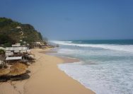 Pantai Watu Lawang Gunungkidul, Destinasi Tersembunyi dengan Pesona Tenang