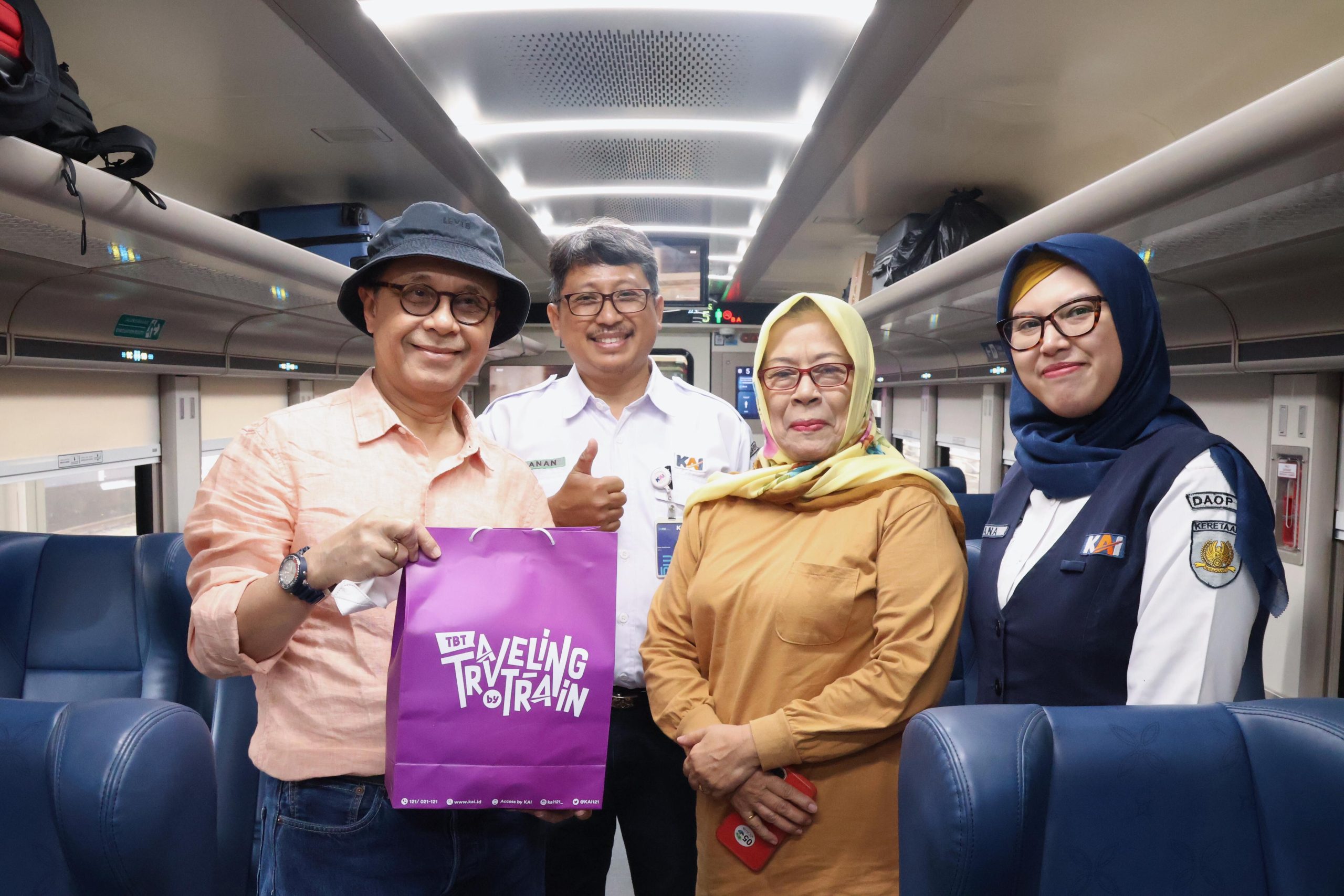 Rayakan Hari Pelanggan, KAI Daop 6 Bagikan Bingkisan hingga Souvenir Eksklusif