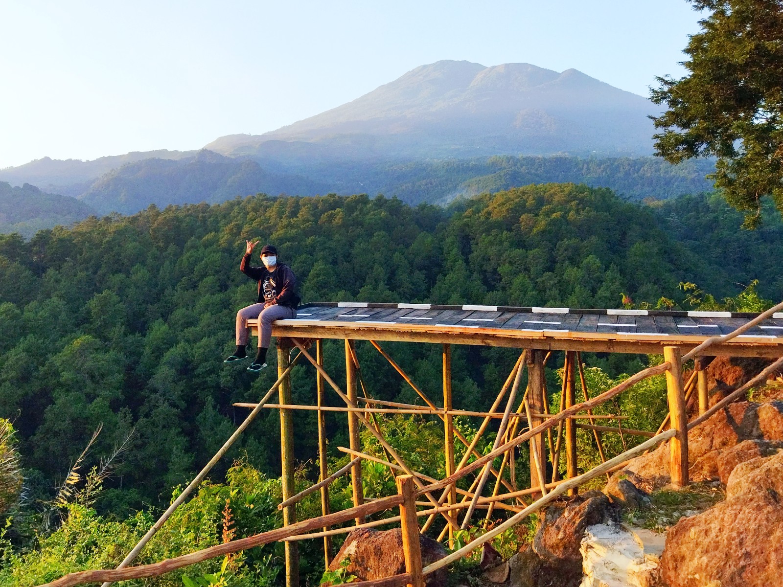 Gunung Ciwaru Majalengka, Pesona Alam Sejuk dengan Pemandangan Gunung Ciremai yang Memukau