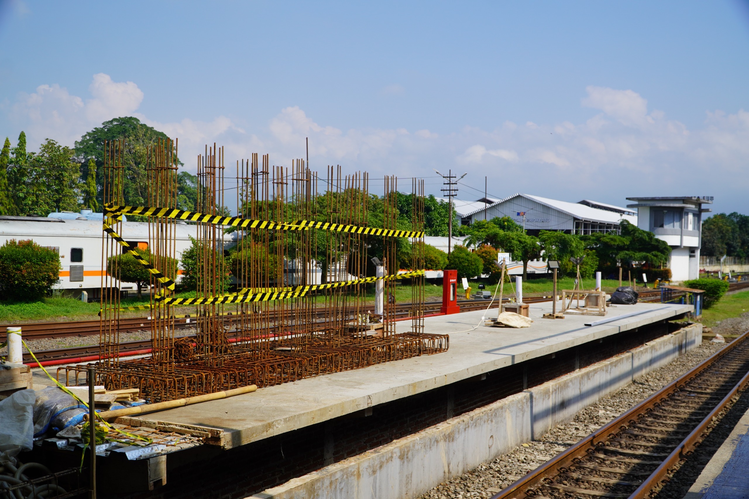 Progres Pembangunan Peron Tinggi Stasiun Purwokerto Capai 66,5 Persen, Target Rampung Desember 2025