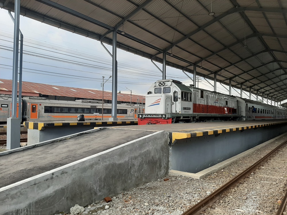 KA Malioboro Ekspres Tertemper Orang di Jalur Yogyakarta–Patukan, KAI Ingatkan Pentingnya Keselamatan