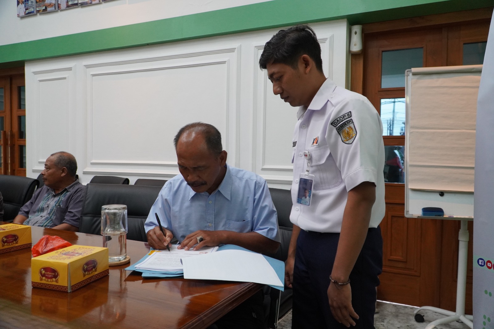 KAI Daop 5 Salurkan Bantuan TJSL Rp132 Juta untuk Penguatan Fasilitas Publik dan Ibadah