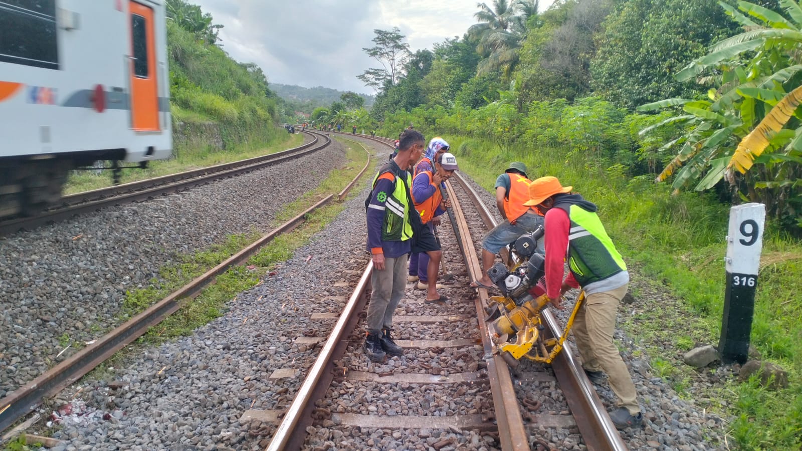 KAI Daop 5 Perkuat Jalur dan Infrastruktur Rel Menjelang Nataru 20252026