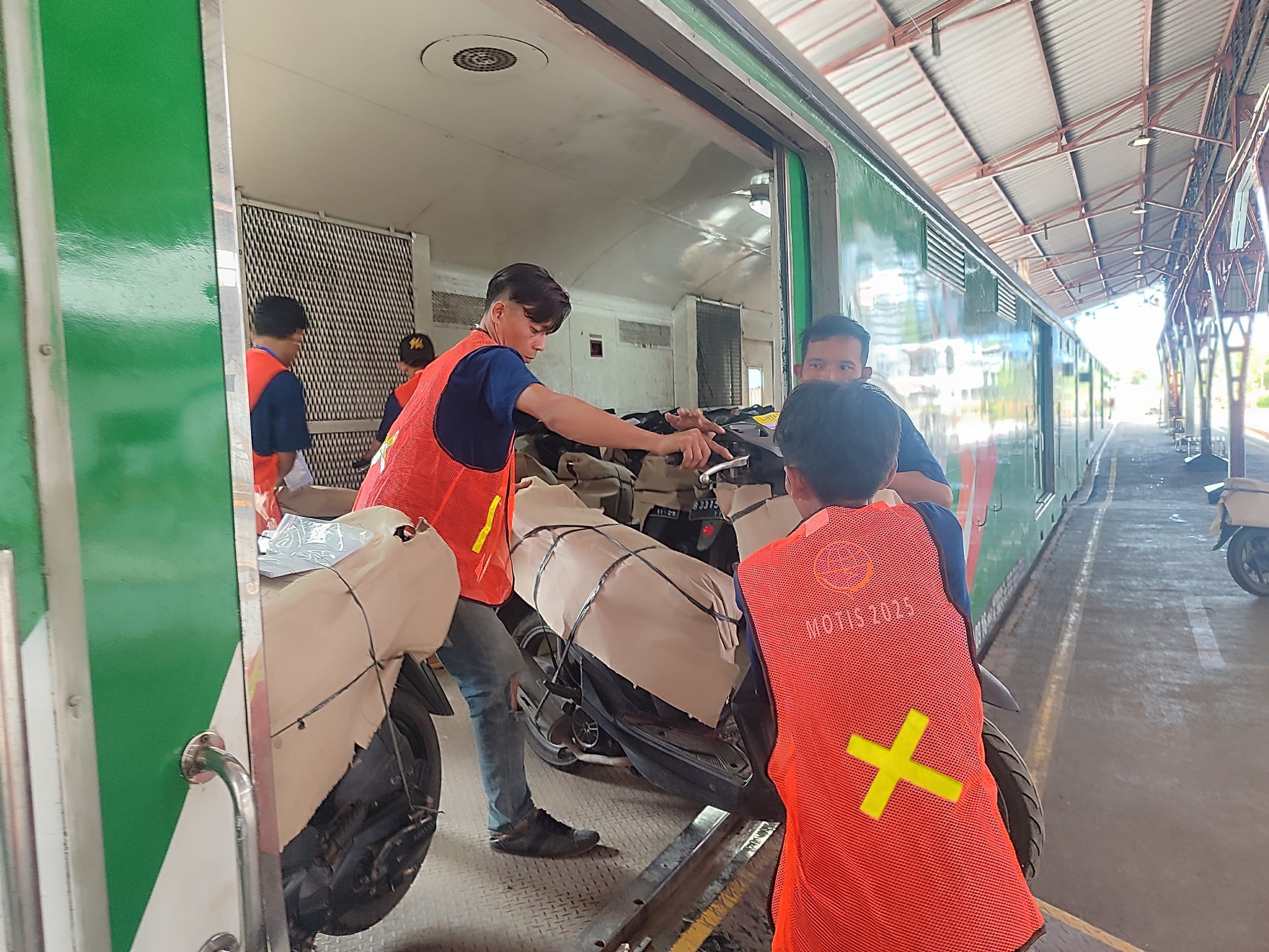 KAI dan DJKA Buka Layanan Motis Nataru 20252026, Masyarakat Bisa Bawa Motor Gratis dengan Kereta