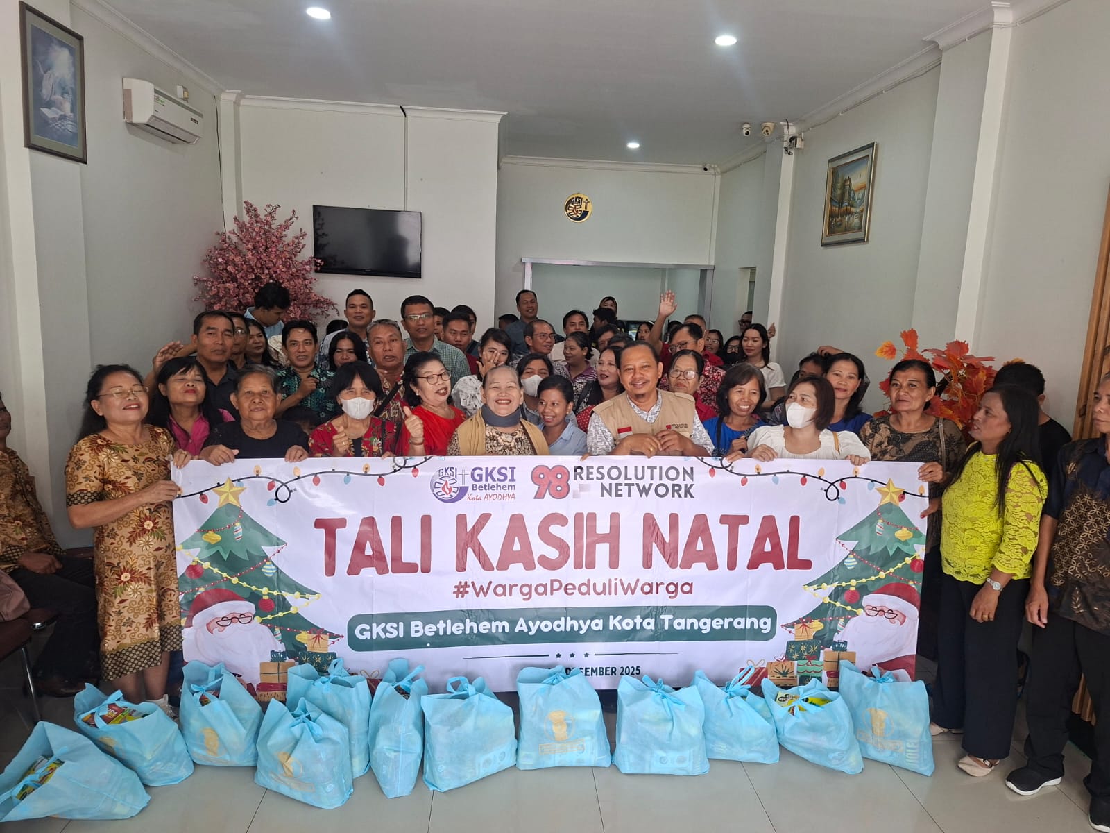 Perkuat Solidaritas Sosial di Sejumlah Daerah, #98ResolutionNetwork Salurkan Ribuan Paket Tali Kasih Natal