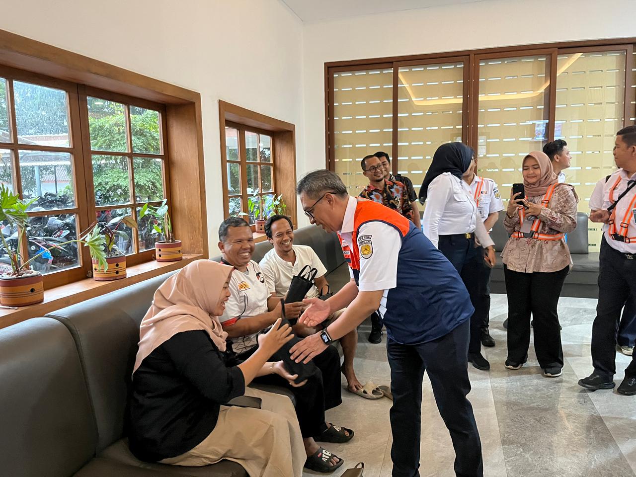 Wakil Direktur Utama KAI Tinjau Kesiapan Lintas Selatan Jelang Angkutan Nataru 20252026