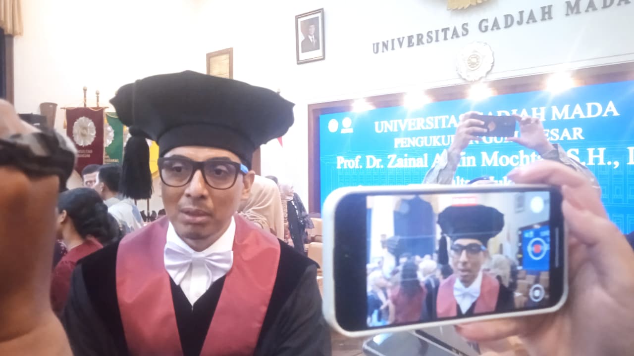 Dikukuhkan sebagai Guru Besar UGM, Zainal Arifin Mochtar Soroti Ancaman terhadap Demokrasi