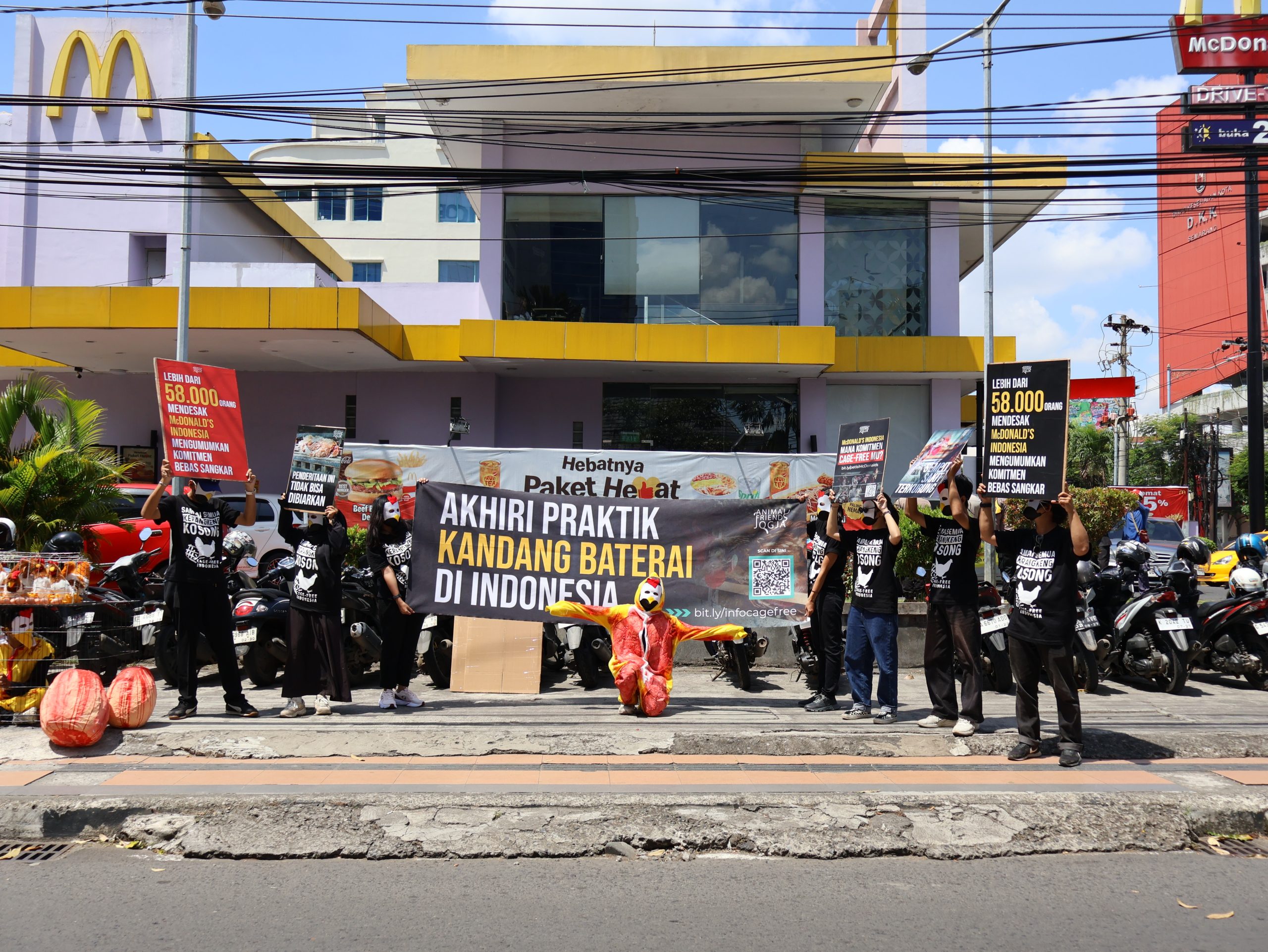 AFJ Gelar Aksi di Semarang, Soroti Minimnya Komitmen Cage-Free McDonald’s Indonesia