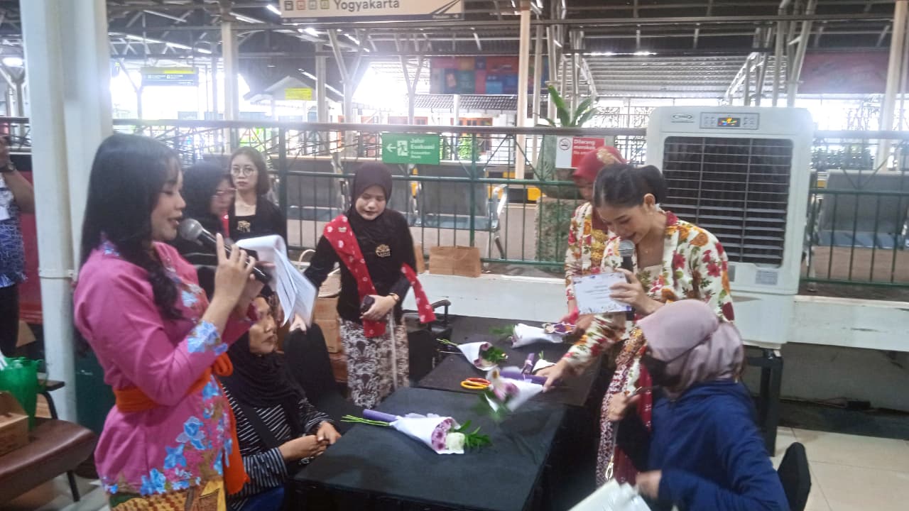 Hari Kartini, Pelayanan Stasiun Tugu Diambil Alih Pegawai Perempuan