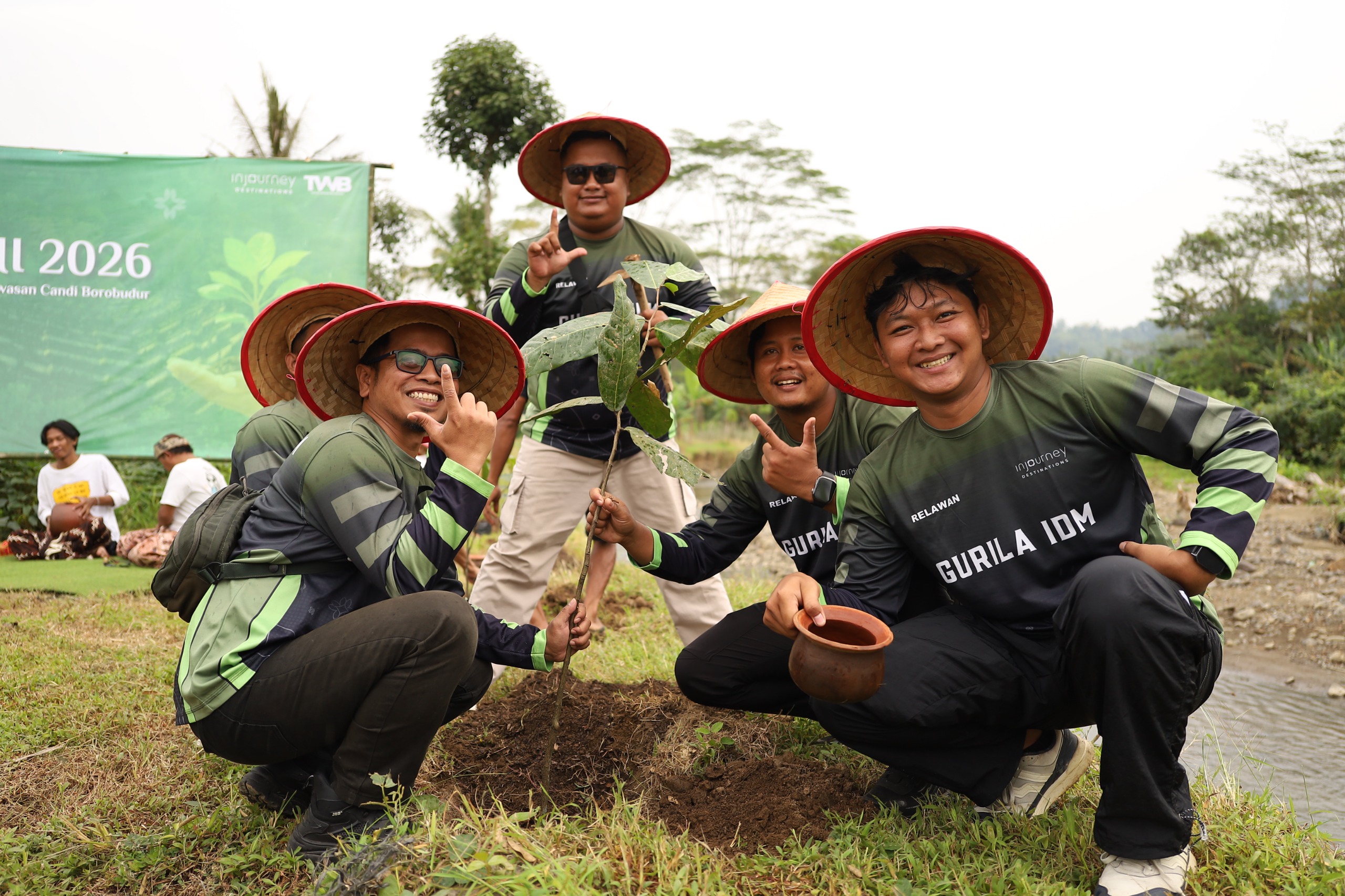 Peringati Hari Bumi 2026, InJourney Dorong Konservasi Air lewat Penanaman Gayam di Bantaran Sungai Sileng