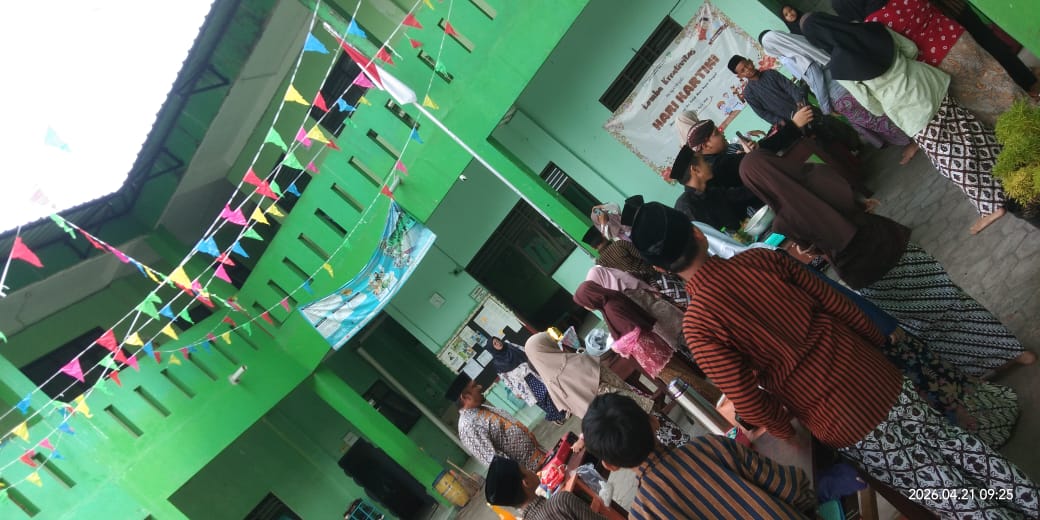 Semarak Hari Kartini, Puluhan Siswa MI Nurrohmah Ikuti Lomba Mewarnai dan Memasak