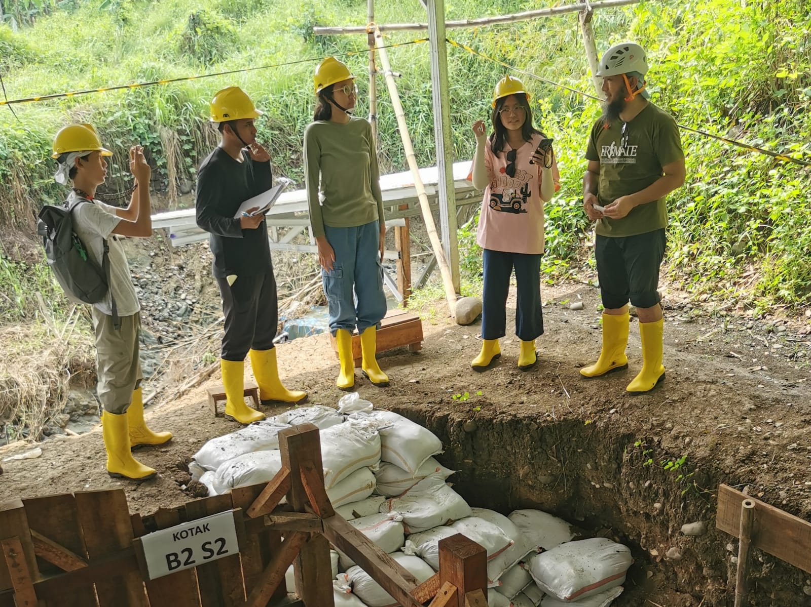 Pelajar Homeschooling dan Sekolah Hybrid Terjun Langsung Teliti Jejak Manusia Purba di Situs Bumiayu