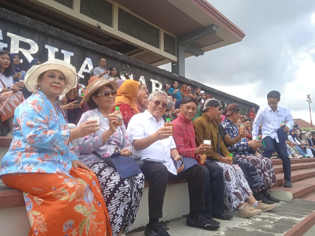 Ratusan Warga dan Akademisi Kampanyekan Budaya Minum Jamu di UGM