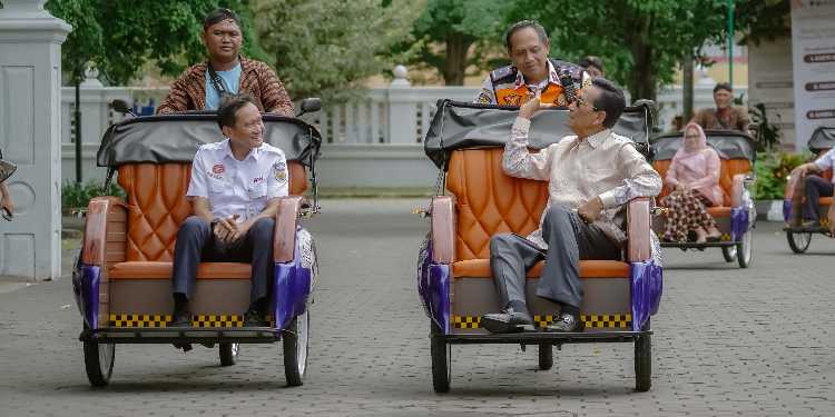 KAI Dukung Transportasi Ramah Lingkungan di Yogyakarta, 50 Becak Listrik Disalurkan untuk Pengayuh Becak