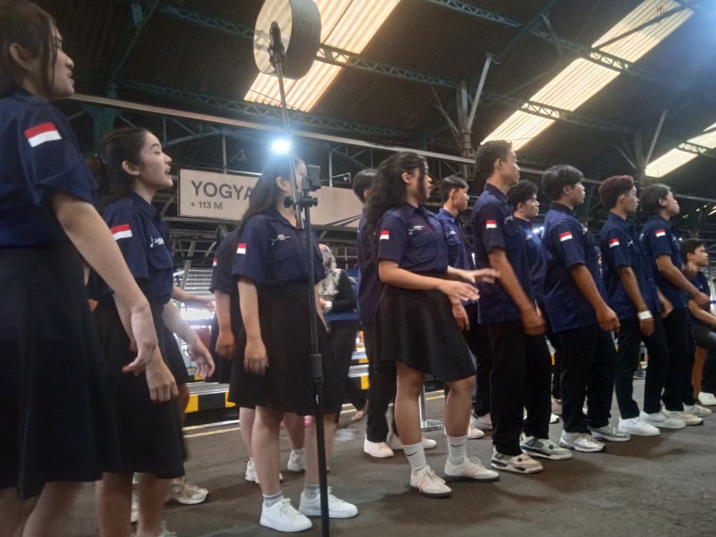 Paduan Suara Universitas Atmajaya Meriahkan Peringatan Hari Lahir Pancasila di Stasiun Yogyakarta