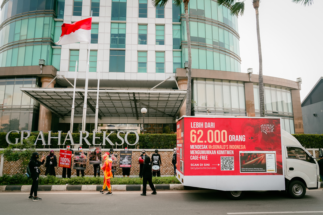AFJ Desak McDonald’s Indonesia Umumkan Roadmap Telur Cage-Free Nasional Lewat Aksi Damai di Jakarta
