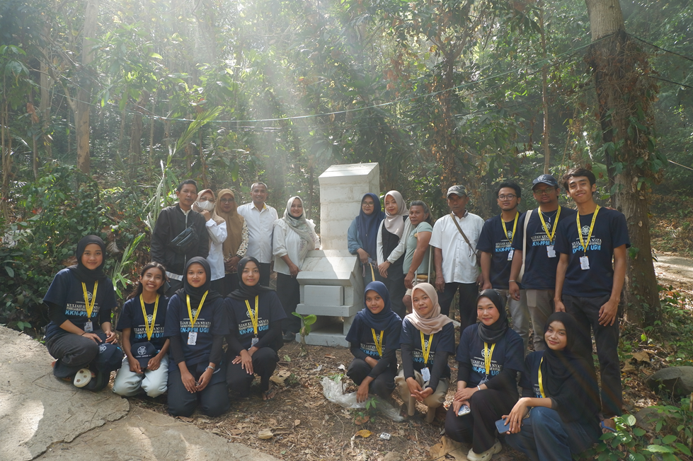 Mahasiswa KKN-PPM UGM Hadirkan Rocket Stove untuk Bantu Pengelolaan Sampah di Bawean
