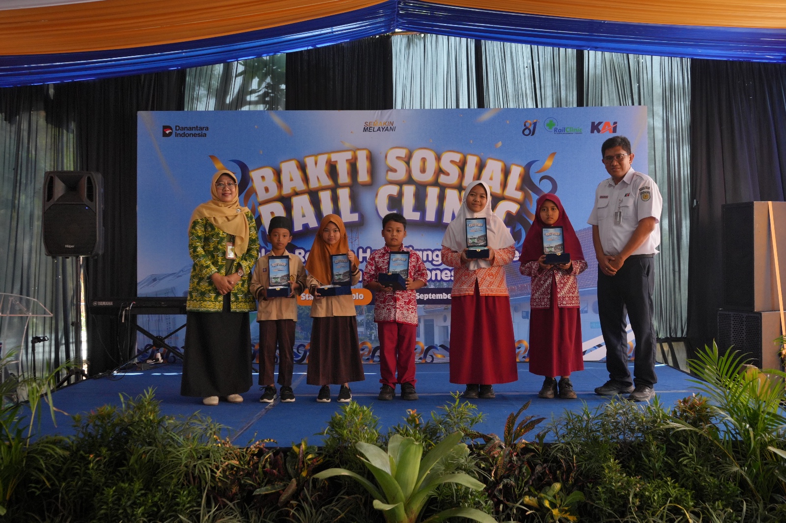 Rail Clinic KAI Daop 6 Bagikan Kacamata Gratis untuk 50 Siswa di Sentolo