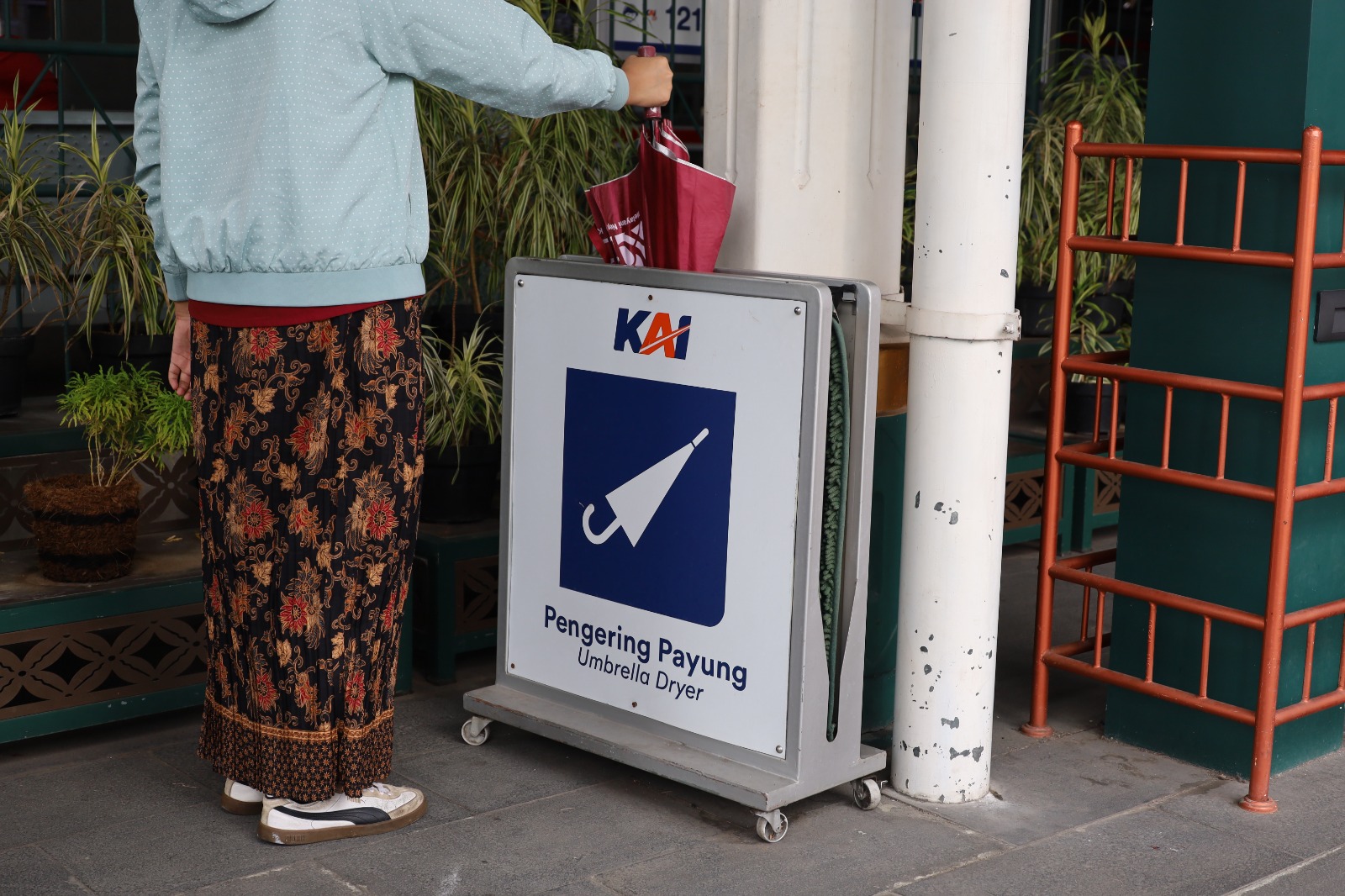 KAI Daop 6 Yogyakarta Sediakan Mesin Pengering Payung di Tiga Stasiun